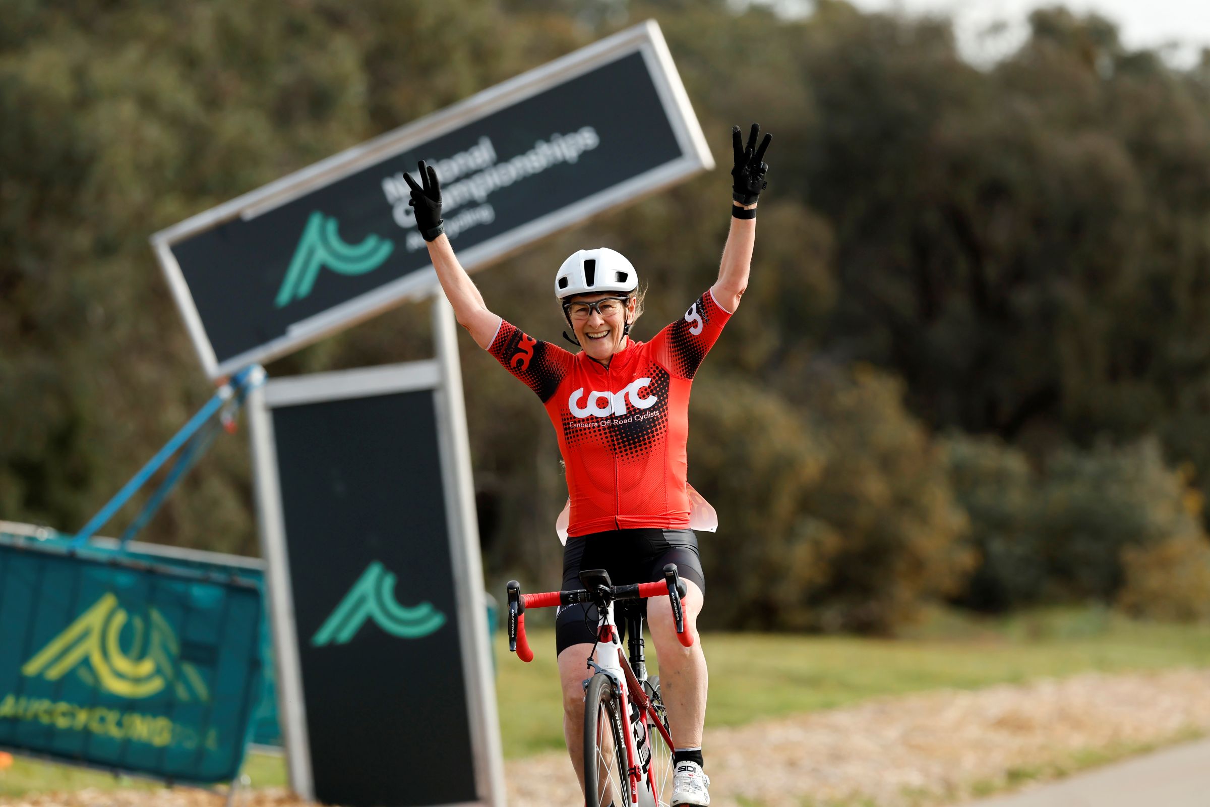 Bev Anderson wins a criterium at the 2025 AusCycling Junior and Masters Road National Championships